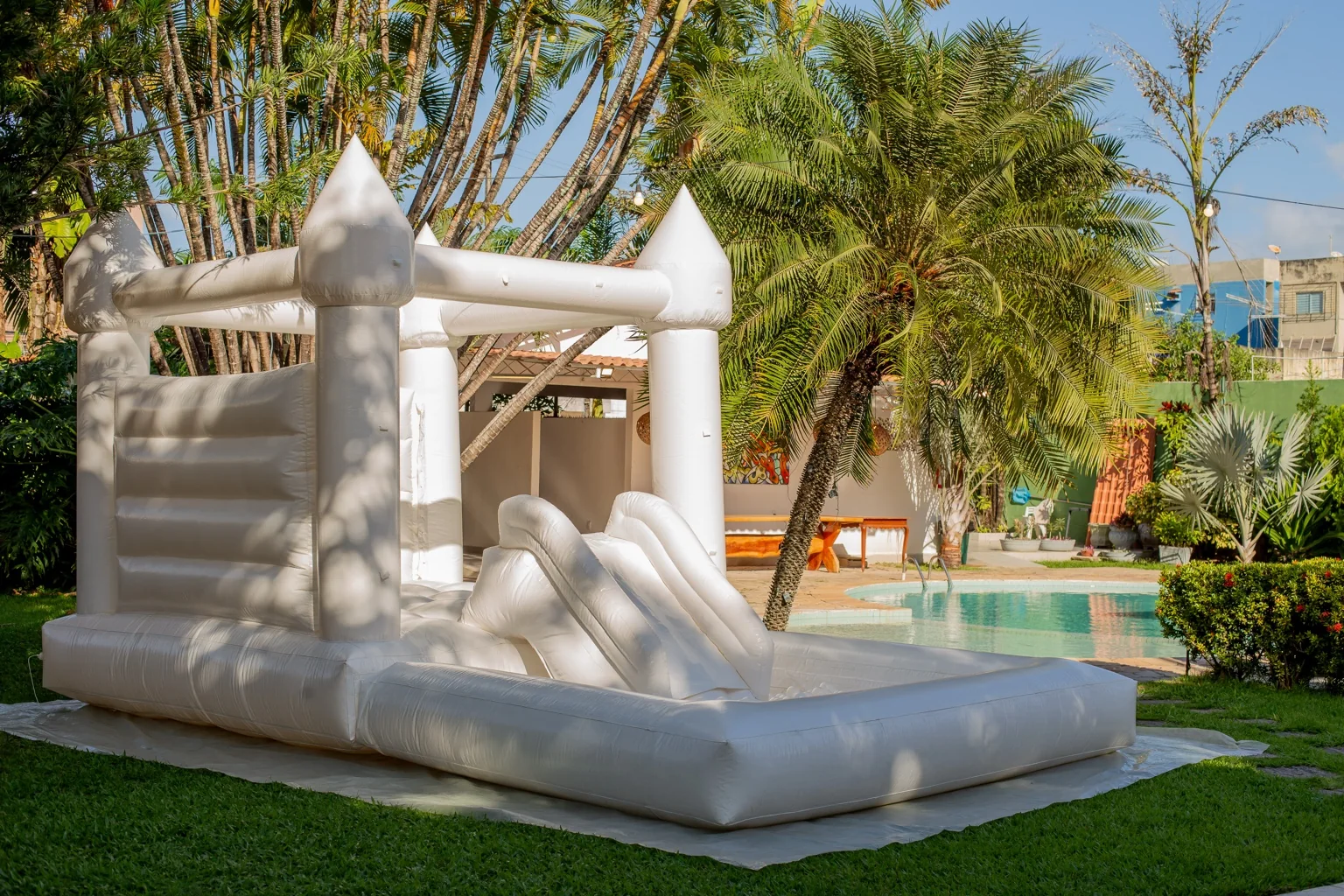 Festa em família e ambiente encantador com infláveis Tatá