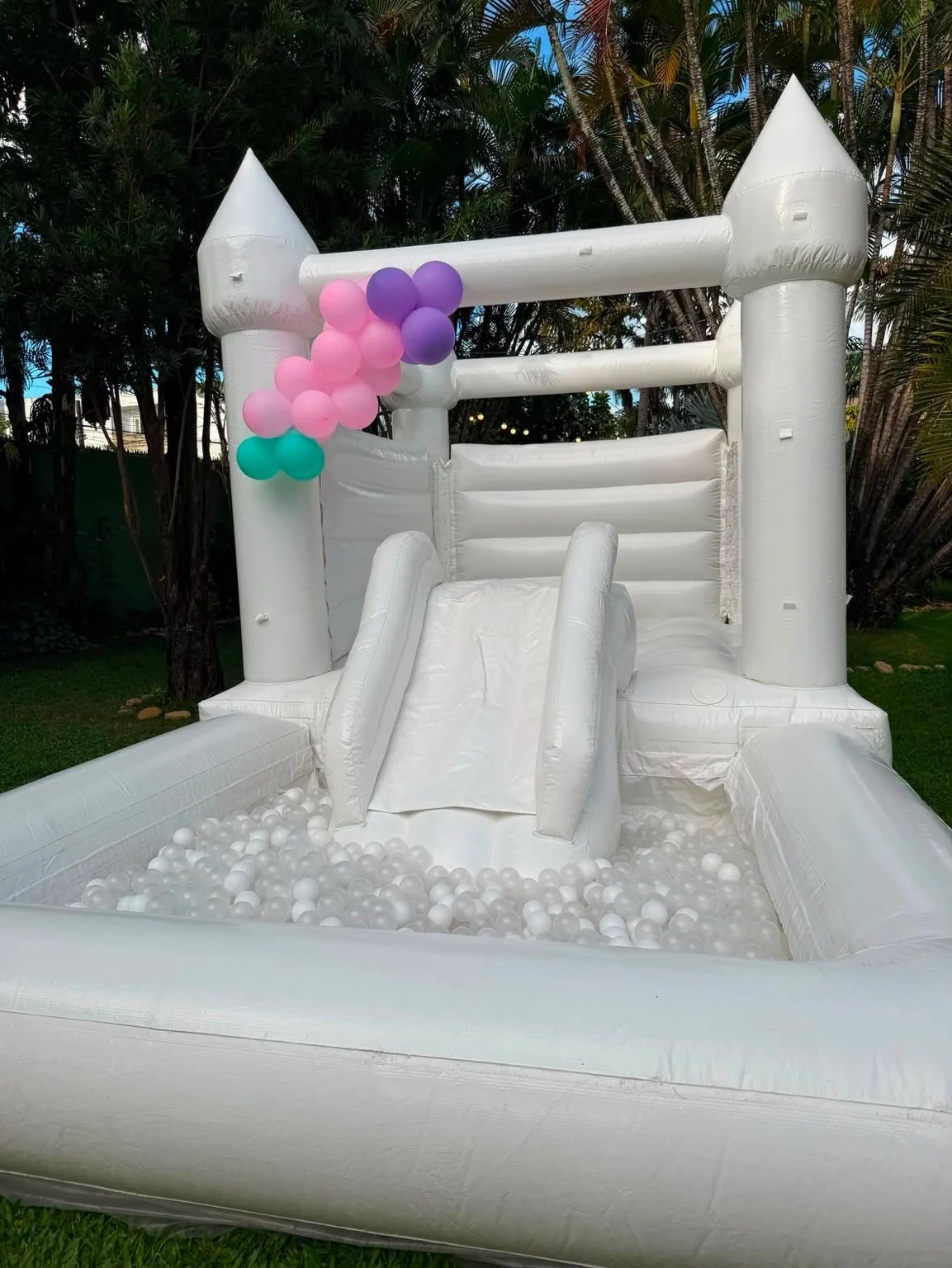 Festa em família e ambiente encantador com infláveis Tatá