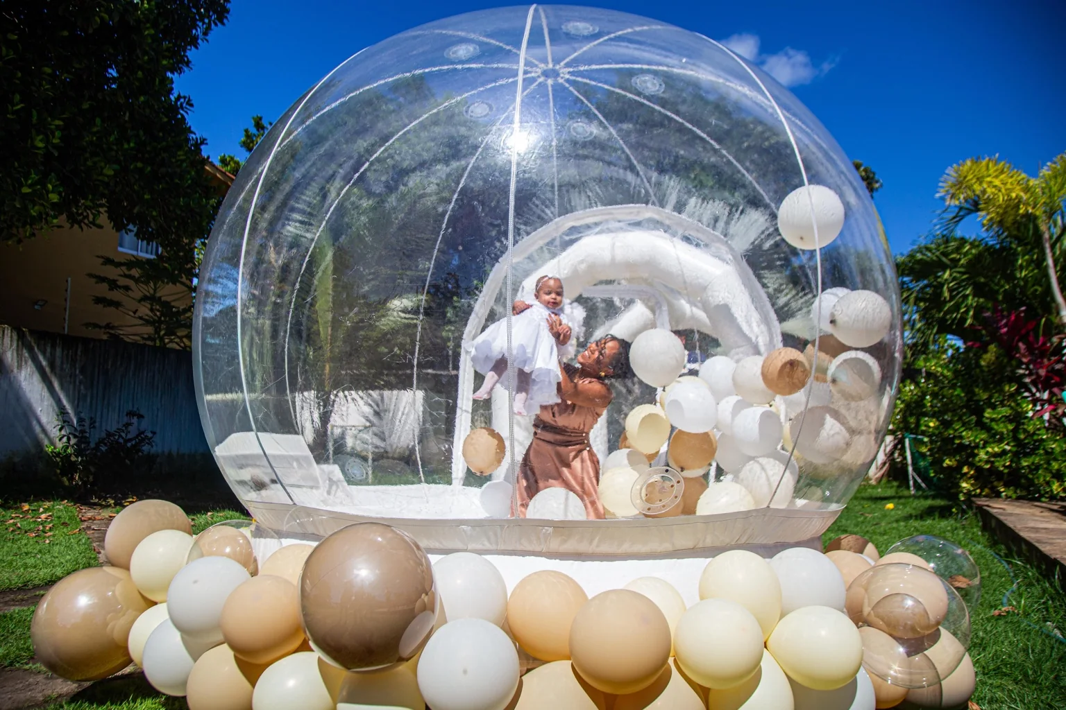 Festa em família e ambiente encantador com infláveis Tatá