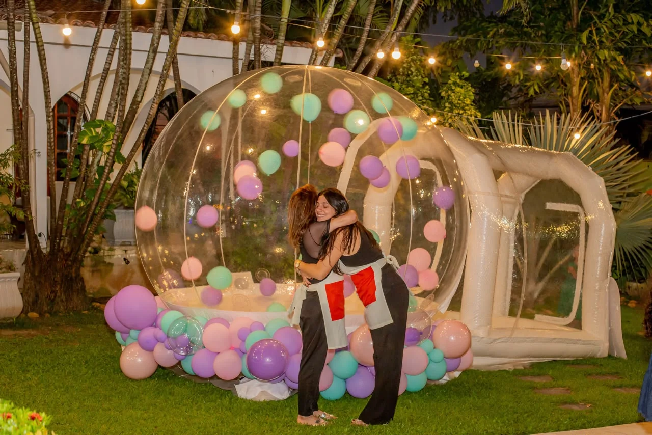 Idealizadoras da Tatá Infláveis e Encantos em um evento
